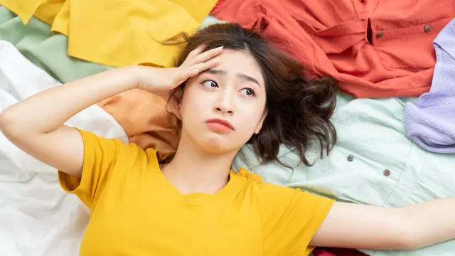 perempuan baju berantakan