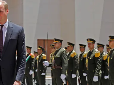 Pangeran William dari Inggris meninjau pasukan kehormatan sebelum bertemu dengan Presiden Palestina Mahmud Abbas di Tepi Barat Kota Ramallah, (27/6). (AFP PHOTO / Ahmad Gharabli)