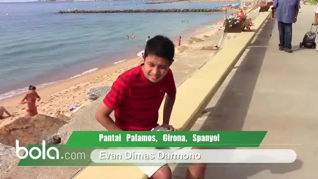 Evan Dimas mengucapkan selamat HUT RI ke-70 dari Pantai Palamos Spanyol secara eksklusif kepada Bola.com.