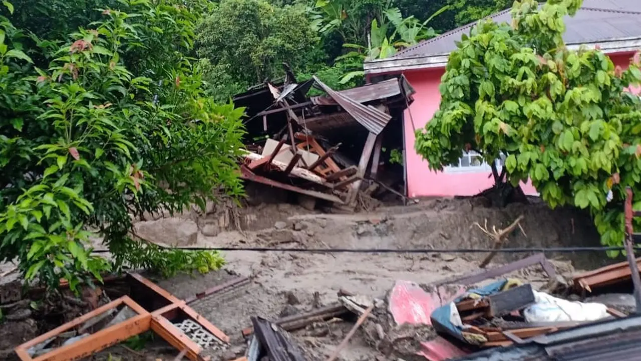 Banjir bandang menerjang daerah Guguak Malalo Kabupaten Tanah Datar Sumatera Barat pada Minggu (54/2020)