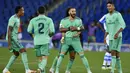 Pemain Real Madrid Karim Benzema melakukan selebrasi usai mencetak gol ke gawang Real Sociedad pada pertandingan La Liga di Stadion Anoeta, San Sebastian, Spanyol, Minggu (21/6/2020). Real Madrid memuncaki klasemen sementara La Liga usai mengalahkan Real Sociedad 2-1. (AP Photo/Alvaro Barrientos)