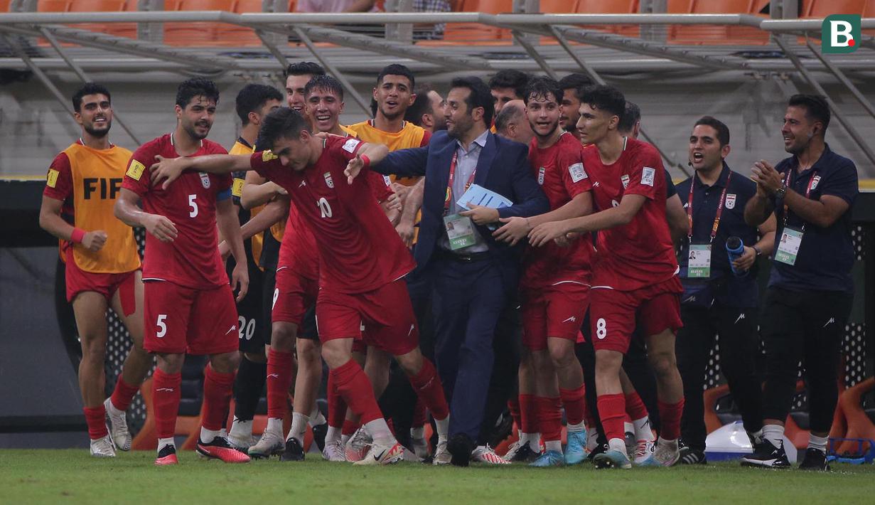 Kejutan besar terjadi pada laga pertama Grup C Piala Dunia U-17 2023 yang mempertemukan juara bertahan, Timnas Brasil U-17 kontra Timnas Iran U-17 di Jakarta International Stadium, Jakarta, Sabtu (11/11/2023) malam WIB. Di luar dugaan, Timnas Brasil U-17 harus kalah 2-3 dari Timnas Iran U-17. Sejatinya, Selecao Muda sempat memimpin dua gol hingga babak pertama usai. Namun Iran sukses melakukan comeback dengan mencetak tiga gol di babak kedua masing-masing melalui Yaqhoob Barajeh, Kasra Taheri dan Esmaeil Gholizadeh. (Bola.com/Ikhwan Yanuar)
