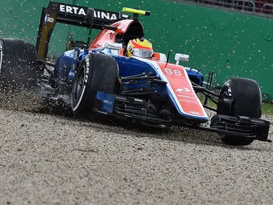 Pebalap Manor Racing asal Indonesia, Rio Haryanto, mengalami insiden saat menjalani sesi latihan bebas pertama F1 GP Australia, Jumat (18/3/2016). Rio sempat masuk ke gravel sepuluh menit sebelum sesi latihan berakhir. (AFP/Paul Crock)
