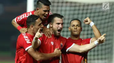 Pemain Persija merayakan gol yang dicetak Marko Simic (kedua kanan) saat laga persahabatan melawan Selangor FA di Stadion Patriot Candrabhaga, Bekasi, Kamis (6/9). Babak pertama berakhir imbang 1-1. (Liputan6.com/Helmi Fithriansyah)