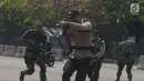 Tim gabungan dari TNI dan Polri melakukan latihan pengamanan Asian Games 2018 di lapangan Istora Senayan, Jakarta, Rabu (18/7). Latihan terkait pengawalan tamu VVIP Asian Para Games 2018 dan mengatasi gangguan yang terjadi. (Merdeka.comImam Buhori)
