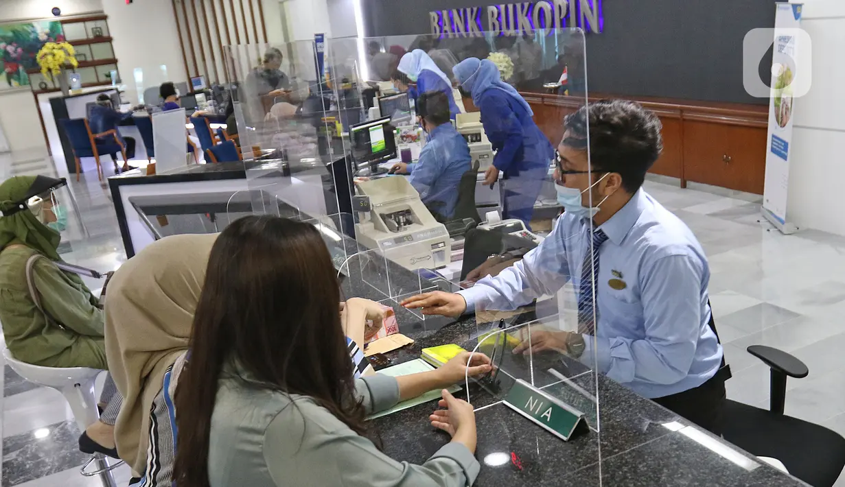 Suasana pelayanan nasabah di kantor pusat Bank Bukopin, Jakarta, Selasa (1/7/2020). Otoritas Jasa Keuangan (OJK) resmi memberikan pernyataan efektif pelaksanaan Penawaran Umum Terbatas kelima (PUT V) Bukopin, pada Selasa (30/6). (Liputan6.com/Herman Zakharia)