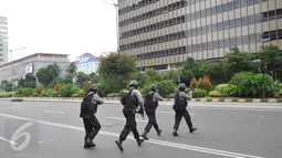 Tim Antiteror Brimob  bersiap melakukan peyergapan ke Gedung Cakrawala, tempat Starbucks dan bioskop Djakarta Theatre berada, Jakarta, Kamis (14/1). Gedung itu merupakan lokasi baku tembak antara polisi dengan pelaku ledakan. (Liputan6.com/Gempur M Surya)