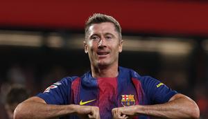 Robert Lewandowski merayakan gol yang dicetaknya ke gawang Valencia pada pekan 4 Liga Spanyol 2025/2026, Senin (15/9/2025) dini hari WIB. (Lluis GENE / AFP)