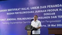 Menteri Perdagangan Zulkifli Hasan menyerahkan sertifikasi halal kepada 223 UMKM di gedung Direktorat Standardisasi dan Pengendalian Mutu, Jakarta Timur, Selasa (28/5/2024). (Tira/Liputan6.com).