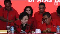 Ketua Umum DPP PDIP, Megawati Sukarnoputri (kiri depan) berbincang dengan Sekjen Hasto Kristiyanto usai memberi arahan jelang menyerahkan surat rekomendasi kepada pasangan Cagub dan Cawagub di Jakarta, Kamis (4/1). (Liputan6.com/Helmi Fithriansyah)