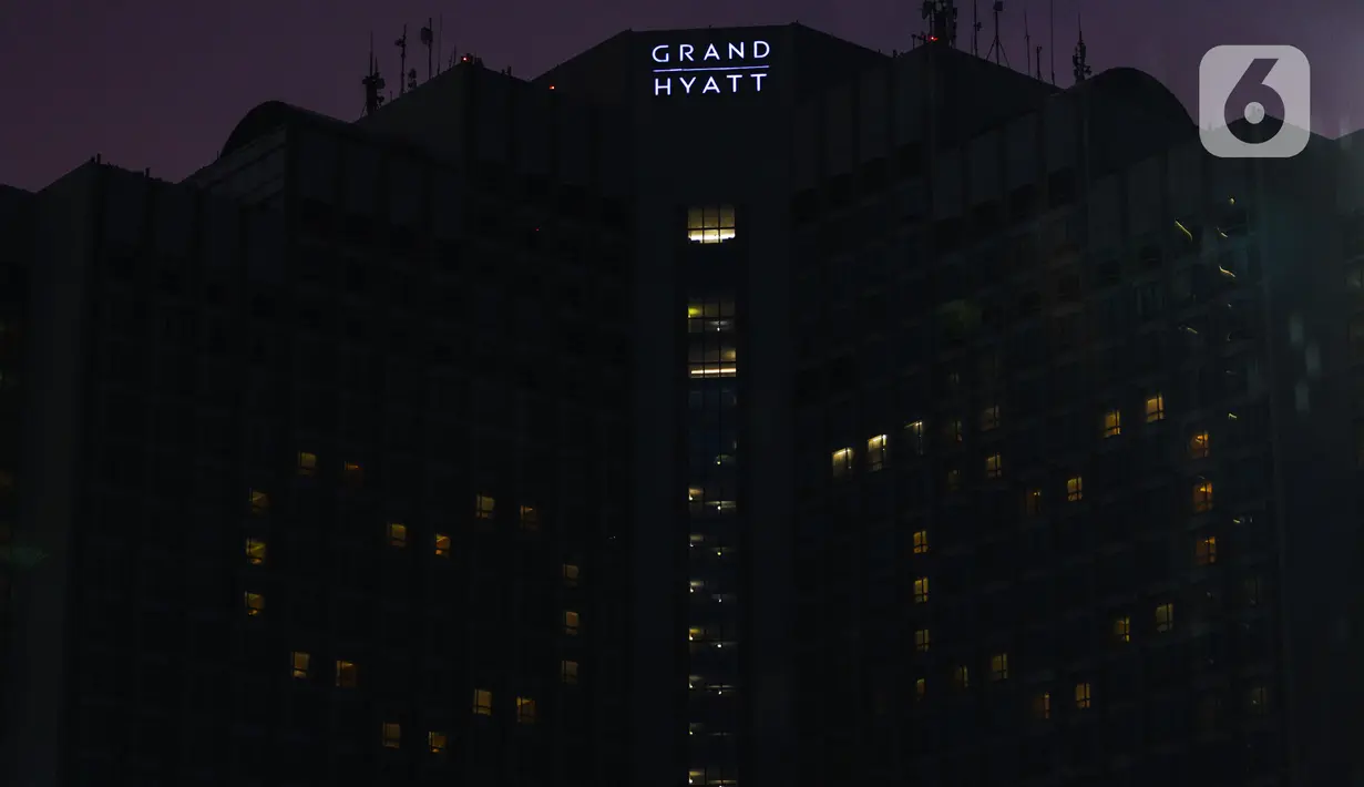 Hotel Grand Hyatt menyalakan lampu-lampu kamarnya membentuk lambang hati di kawasan Bundaran HI, Jakarta, Senin (13/4/2020). Aksi itu dilakukan sebagai bentuk ungkapan cinta terhadap para tenaga medis yang berjuang di garis terdepan dalam penangan COVID-19 di Indonesia. (Liputan6.com/Faizal Fanani)