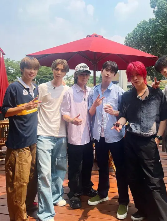 <p>Lalu Jaehyun mengenakan kemeja panjang sebagai outer dipadukan inner tshirt putih dan celana denimnya. Kemudian, Jungwoo mengenakan polo shirt oversize warna hitam dipadukan celana coklat.&nbsp; [@nct127]</p>