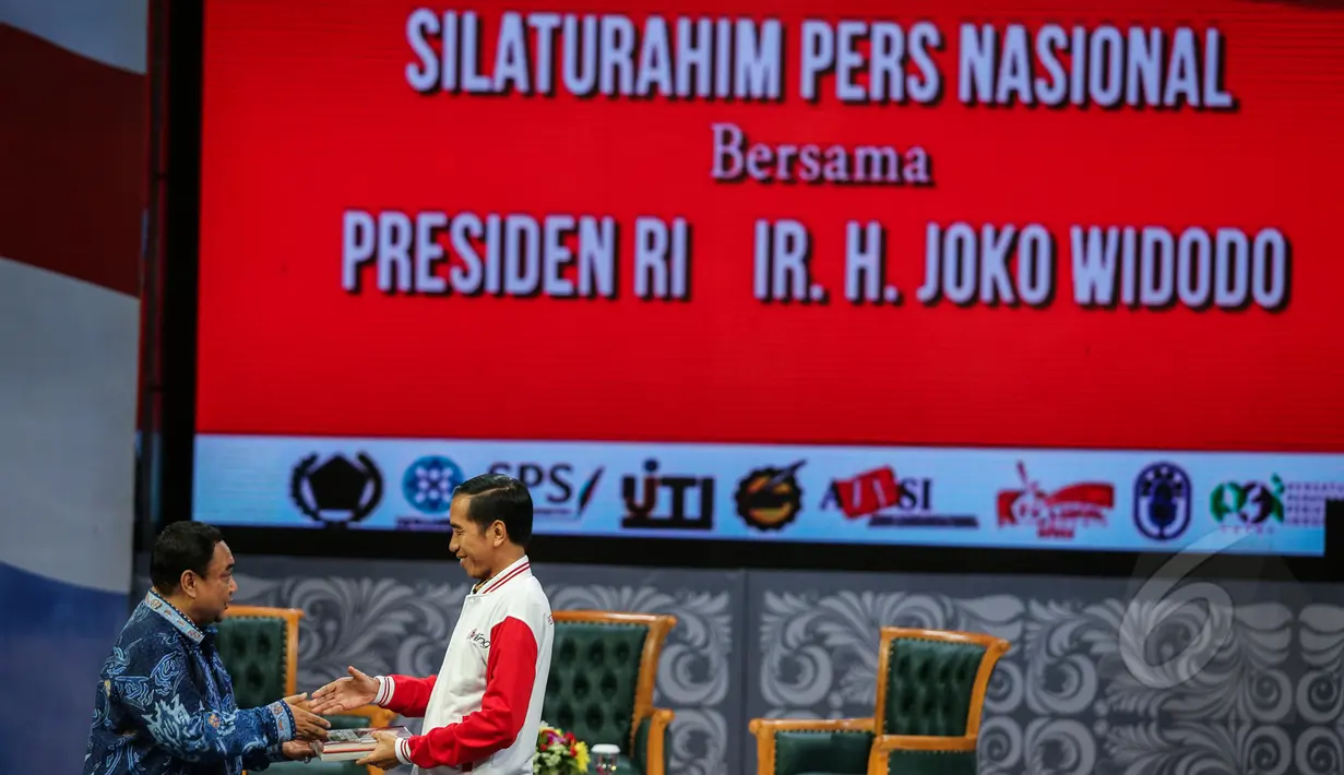 Ketua Umum PWI Margiono dan Presiden Joko Widodo saat Silatuhrahmi Pers Nasional di gedung Auditorium  TVRI, Jakarta, Senin (27/4/2015). Dalam kesempatan itu Jokowi mendapatkan jaket Pers berwarna merah putih (Liputan6.com/Faizal Fanani)