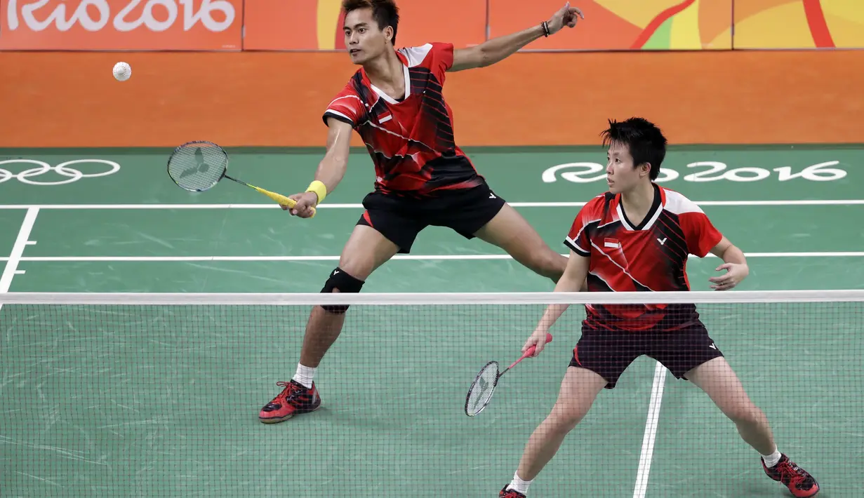 "Akhirnya, kita dengar Indonesia Raya di Olimpiade Rio 2016. Medali emas dari Tontowi Ahmad & Liliyana Natsir. Selamat! -Jkw," tulis Presiden Jokowi melalui Twitter. (AP Photo/Mark Humphrey)