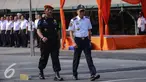 Menhub Ignasius Jonan meninjau pasukan sebelum memulai apel siaga arus mudik Lebaran 2015, Jakarta, Kamis (2/7/2015). Jonan mengingatkan otoritas yang bertugas agar memberikan pelayanan terbaik kepada para pemudik. (Liputan6.com/Faizal Fanani)