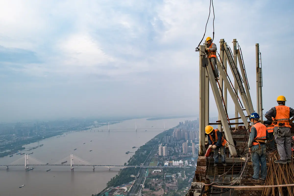 FOTO: Aktitvitas Pekerja Bangunan Bertingkat Tertinggi di Wuhan
