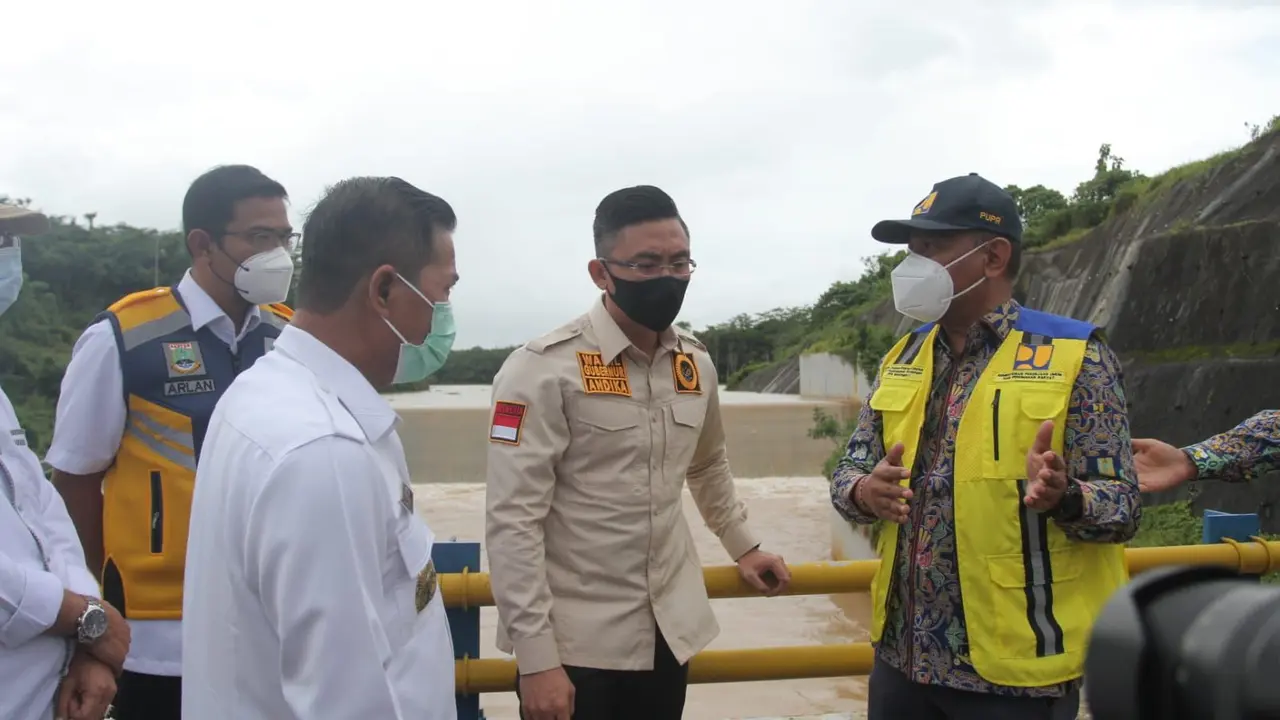 Walikota Serang Syafrudin (kiri) Wagub Banten, Andhika Hazrumy (tengah) dan Kepala BBWSC3 I Ketut Jayada, di Bendungan Sindangheula (Liputan6.com/Yandhi Deslatama/Pemprov Banten)