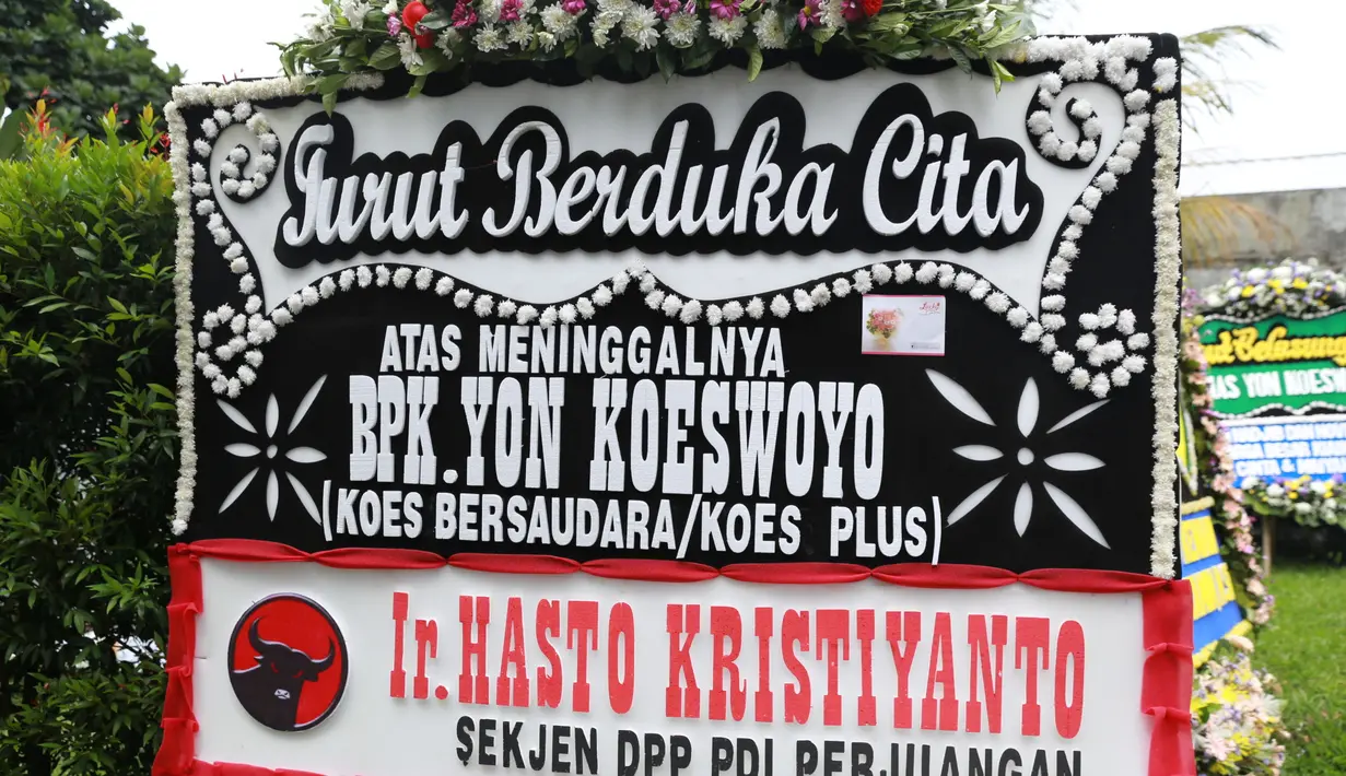 Ungkapan belasungkawa tidak hanya dari para politisi. Tapi juga dari para musisi. Beberapa karangan bunga dari berbagai kalangan berjejer di rumah duka Jalan Salak, kawasan Pamulang, Tangerang Selatan, Banten. (Adrian Putra/Bintang.com)