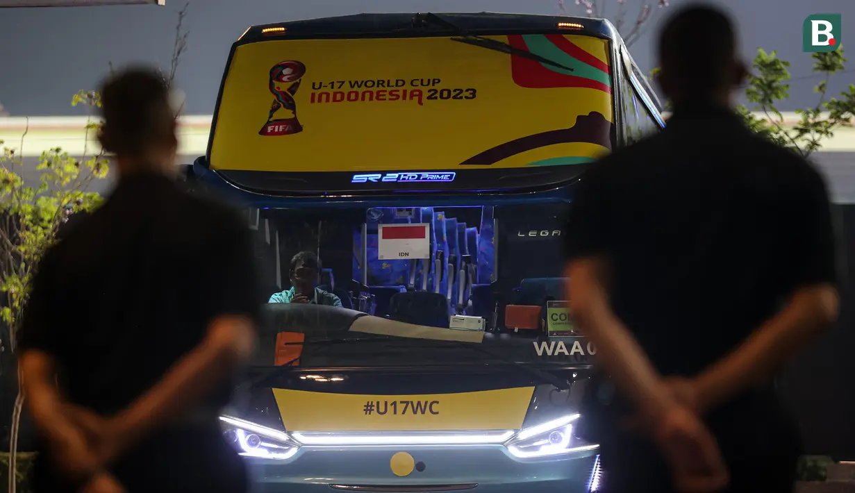 Petugas keamanan berjaga di area lapangan Tot Heil Onzer Ribbenkast (THOR) saat Timnas Indonesia U-17 menjalani latihan tertutup, Rabu (8/11/2023). (Bola.com/Bagaskara Lazuardi)