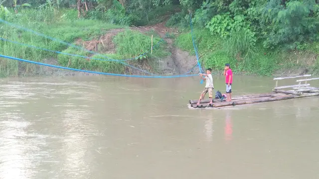 Bocah Penantang Maut di Pedalaman Bombana