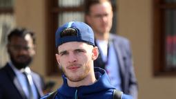Gelandang Inggris Declan Rice meninggalkan hotel tim di Doha (11/12/2022). Timnas Inggris langsung meninggalkan Qatar usai tersingkir di gelaran Piala Dunia 2022, Minggu (11/12/2022). Kekalahan 1-2 atas Prancis di babak perempat final menghentikan langkah Inggris  di Piala Dunia 2022.  (AFP/Paul Ellis)