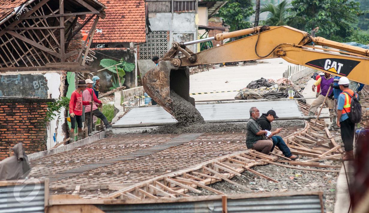 Pekerja menyelesaikan pembangunan jalan Inspeksi di kawasan kali Ciliwung Kalibata, Jakarta, Rabu (30/11). Keberadaan jalan ini diharapkan menambah ruang terbuka hijau, jalur pejalan kaki, dan jalur sepeda. (Liputan6.com/Gempur M Surya)