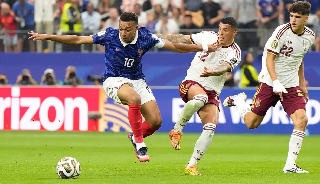 Pemain Spanyol Pau Cubarsi dan Pedro Porro berebut bola dengan pemain Prancis Kylian Mbappe selama pertandingan semifinal Piala Dunia sepak bola antara Prancis dan Spanyol di Arlington, Texas, dekat Dallas, Selasa, 14 Juli 2026. (AP Photo/Ashley Landis)