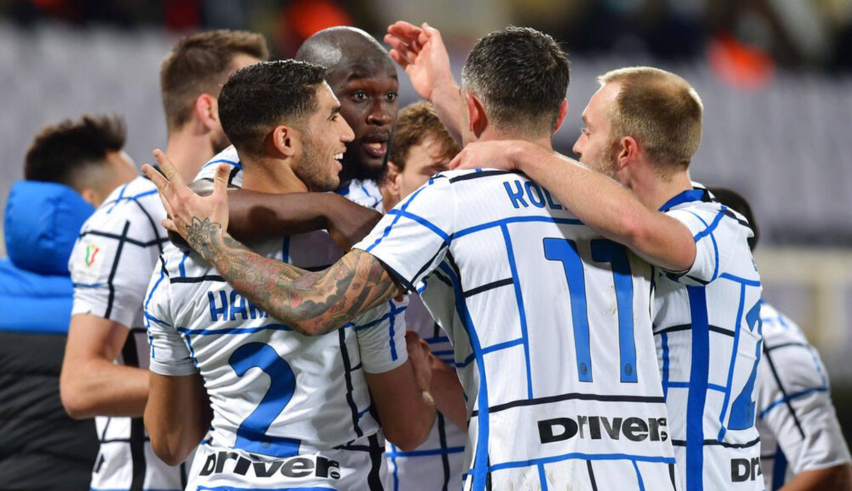 Para pemain Inter Milan merayakan gol yang dicetak oleh Romelu Lukaku ke gawang Fiorentina pada laga Coppa Italia di Stadion Artemio Franchi, Rabu (13/01/2021). Inter Milan menang dengan skor 2-1. (Jennifer Lorenzini/LaPresse via AP)