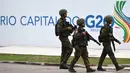 Personel gabungan—dari Kepolisian Lokal Rio de Janeiro, Kepolisian Federal Brasil hingga Militer—dikerahkan berjaga di sekitar lokasi acara puncak KTT G20. (Mauro PIMENTEL/AFP)