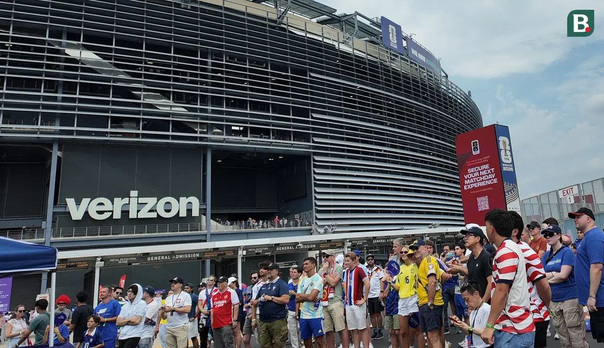 Suporter dari berbagai negara memadati area Fan Zone di luar MetLife Stadium untuk menyaksikan laga Prancis melawan Swedia pada babak 32 besar Piala Dunia 2026 di New York, New Jersey, Amerika Serikat, Selasa (30/6/2026) waktu setempat atau Rabu (1/7/2026) dini hari WIB. Layar raksasa menjadi pusat perhatian sebelum dan selama pertandingan berlangsung. (KLY Sports/Hery Kurniawan)