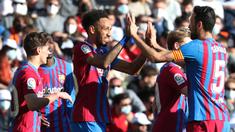 Usai mencetak hattrick bersama klub barunya Barcelona di Liga Spanyol kontra Valencia (20/2/2022), Pierre-Emerick Aubameyang sah menjadi pemain pertama di abad ke-21 yang mampu mencetak hattrick di 4 Liga Berbeda. Di klub mana saja hattricknya dicetak? Yuk disimak! (AFP/Jose Jordan)