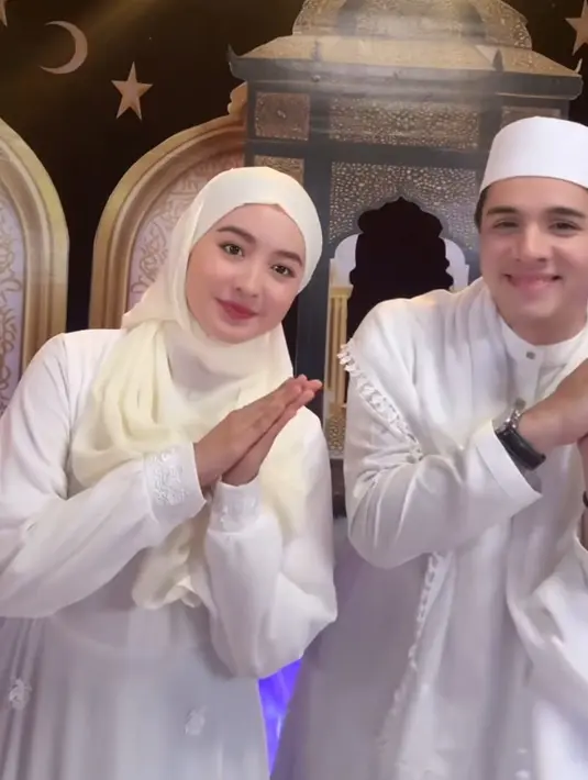 Tampilan Natasha Wilona tampak memukau dan elegan mengenakan pakaian tertutup lengkap dengan hijabnya. [@natashawilona12]