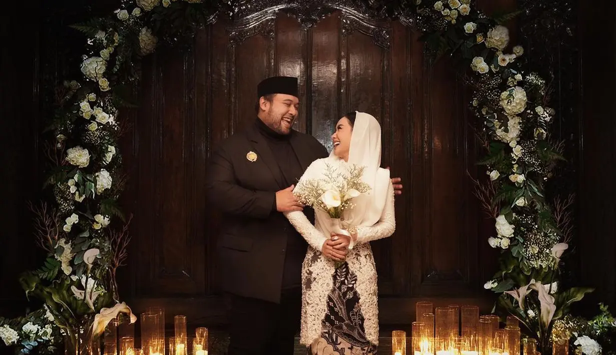 Sedangkan Cita Citata tampak anggun dalam balutan pakaian nasional, kebaya putih  dan kain batik.