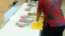 Petugas mengecek barang bukti hasil pengungkapan kasus teror di berbagai wilayah di Indonesia jelang pemberian keterangan oleh Kapolri Jenderal Pol Badrodin Haiti di Mabes Polri, Jakarta, Jumat (22/1/2016). (Liputan6.com/Helmi Fithriansyah)