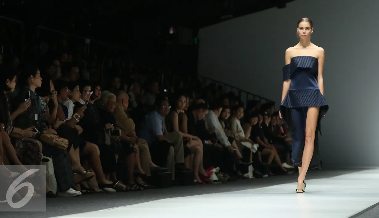 Model membawakan busana rancangan Haryono Setiadi bertema "Eyes to the Future" di Jakarta Fashion Week 2016 di Jakarta, Jumat (30/10). Pemilihan Dewi Fashion Knights (DFK) juga dilakukan oleh Dewi Fashion Panel. (Liputan6.com/Herman Zakharia)