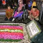 Sekjend Suluh Kebangsaan Alissa Wahid ketika ziarah ke makam Gus Dur di Jombang, Jawa Timur, Rabu (20/2). Kegiatan ini dalam rangkaian Jelajah Kebangsaan. (Liputan6.com/Johan Tallo)
