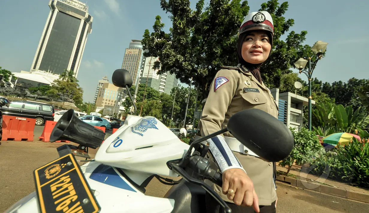 Polwan berpose dengan mengenakan jilbab di pelataran Silang Monas, Jakarta, Jumat (27/3/2015). Polwan di seluruh Indonesia akhirnya diperbolehkan mengenakan jilbab. (Liputan6.com/Faizal Fanani)