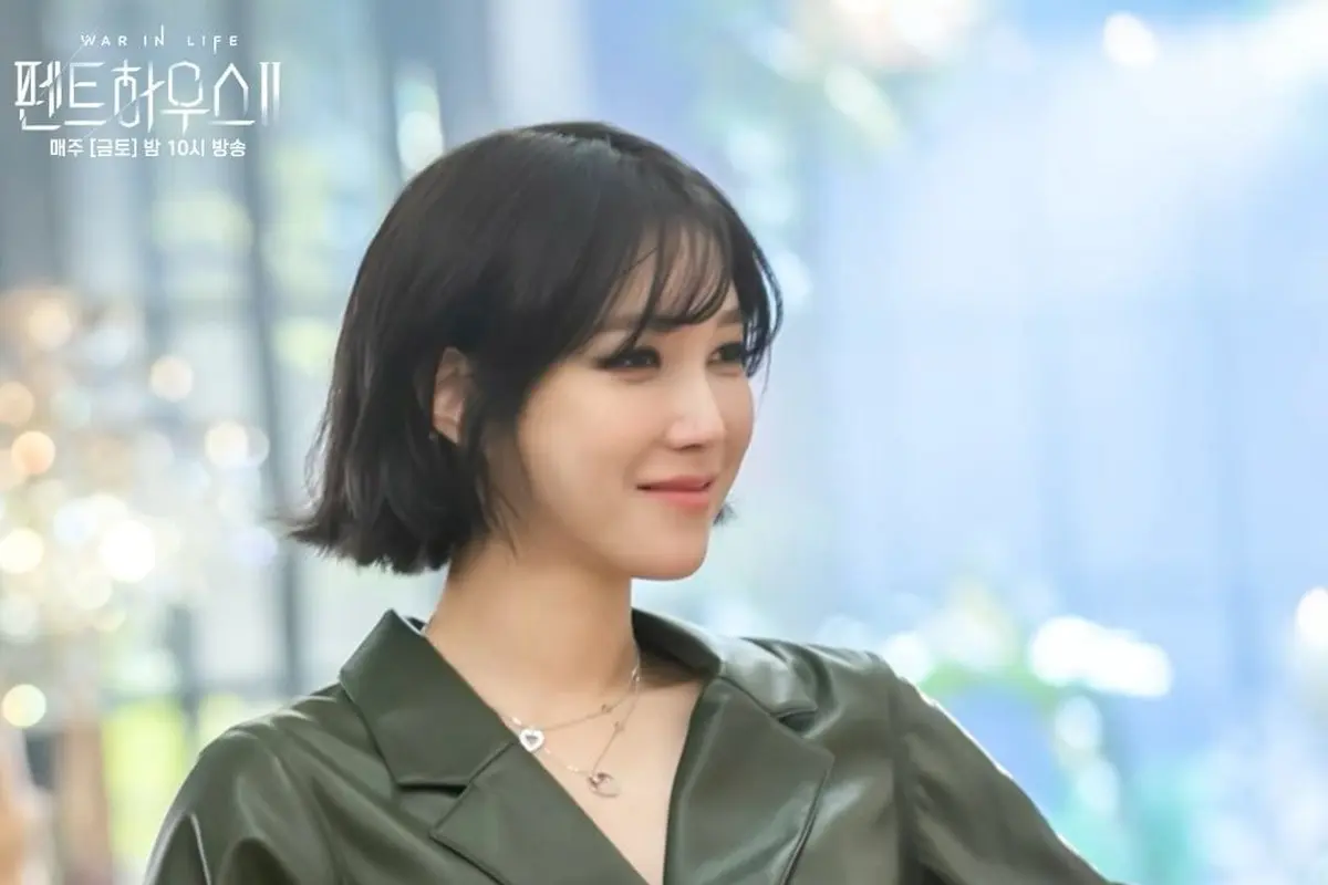 Mengintip Gaya Fierce Look ala Lee Ji Ah dalam Penthouse 2, Kenakan Outfit dengan Harga Fantastis