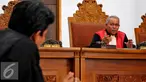 Hakim, Ganjar Pasaribu menjelaskan saat sidang praperadilan mantan Gubernur Papua Barnabas Suebu di PN Jakarta Selatan, Selasa (7/7/2015). Barnabas ditetapkan tersangka oleh KPK atas kasus DED PLTA sungai Memberamo tahun 2009. (Liputan6.com/Yoppy Renato)
