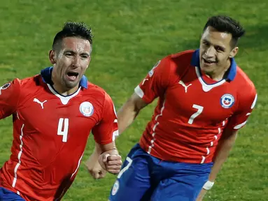 Pemain Cile, Mauricio Isla, merayakan gol yang di cetaknya ke gawang Uruguay dalam perempatfinal Copa America 2015 di Stadion Nasional, Santiago, Cile. Kamis (25/6) pagi WIB. Cile menang dengan skor 1-0. (AP Photo/Silvia Izquierdo)