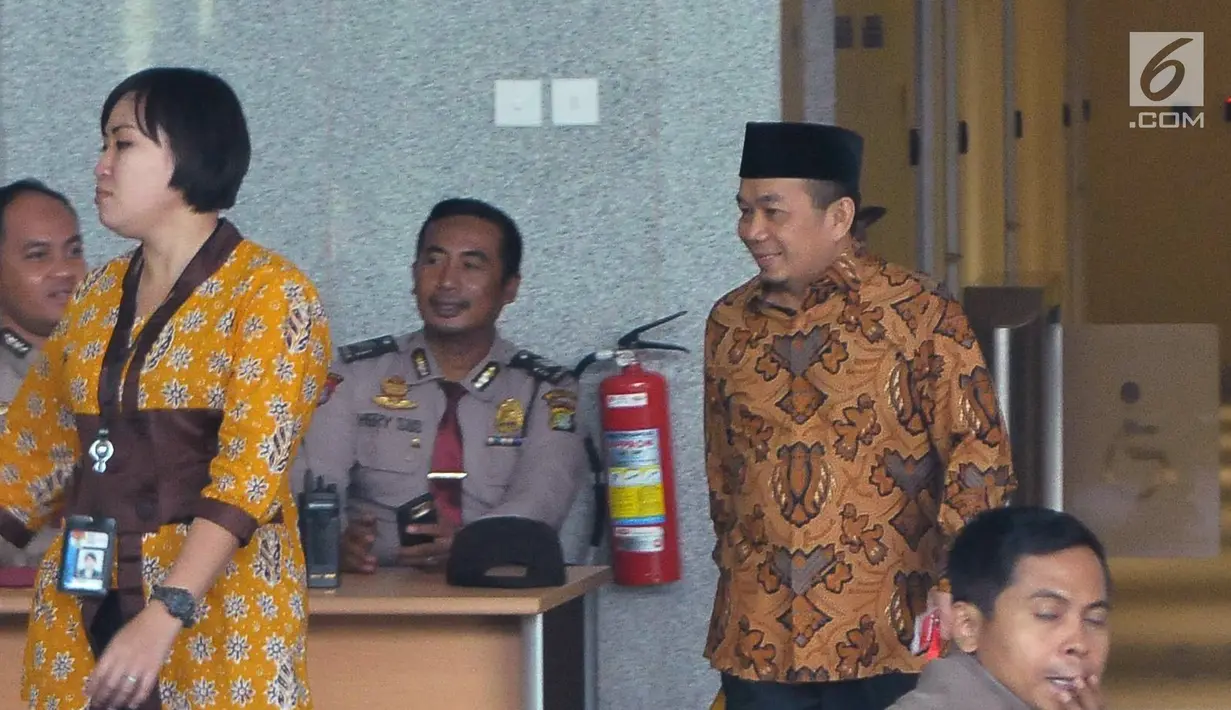 Ketua Fraksi PKS di DPR RI, Jazuli Juwaini menuju ruang tunggu Gedung KPK, Jakarta, Jumat (7/7). Jazuli Juwaini memenuhi panggilan pemeriksaan penyidik KPK sebagai saksi terkait kasus dugaan korupsi proyek pengadaan e-KTP. (Liputan6.com/Helmi Afandi)