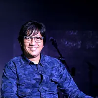 Andre Taulany obati kerinduan nyanyi lagi (Foto: Wimbarsana/Bintang.com)