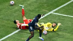 Pemain Bayern Munchen, Jamal Musiala mengalami cedera parah setelah benturan dengan kiper PSG Gianluigi Donnarumma pada babak perempat final Piala Dunia Antarklub 2025 di di Mercedes-Benz Stadium, Sabtu (5/7/2025). (AFP/Roberto Schmidt)