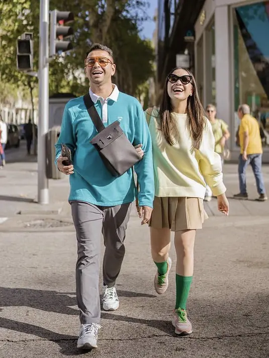 <p>Raffi Ahmad tampil dengan atasan lengan panjang berkerah putih, dipadukan celana abu-abu serasi dengan tasnya. Ia mengenakan sneakers putih dari New Balance. [@raffinagita1717]</p>