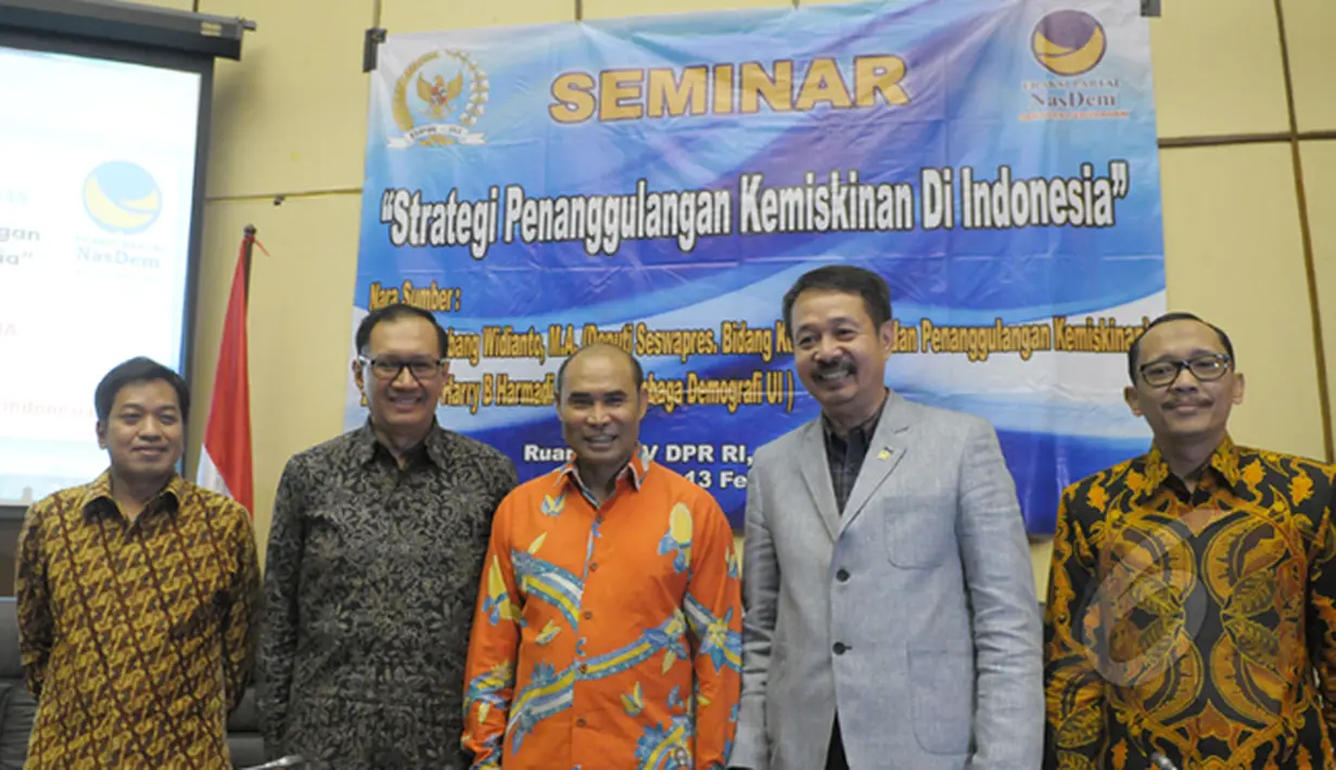 Ketua Fraksi Partai NasDem di DPR Victor Laiskodat (tengah) berfoto bersama usai seminar di Gedung DPR, Jakarta Jumat (13/2/2015). Seminar membahas tentang Strategi Penanggulangan Kemiskinan diIndonesia. (Liputan6.com/Andrian M Tunay)