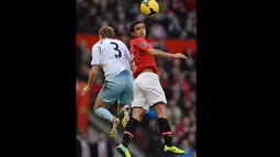Duel di udara antara Pemain est Ham United George McCartney dan Manchester United asal Brasil Rafael pada pertandingan sepak bola Liga Utama Inggris antara Manchester United dan West Ham United di Old Trafford, Sabtu 21 Desember 2013.(AFP/Andrew Yates).