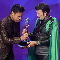 Penyanyi dan pecipta lagu dangdut H. Rhoma Irama telah banyak menciptakan lagu-lagu hits. Atas karya-karyanya yang dinilai melegenda Raja Dangdut itu mendapat penghargaan Lifetime Achievment Indonesian Dangdut Awards 2017. (Bambang E. Ros/Bintang.com)