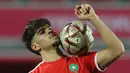 Penyerang Maroko, Abde Ezzalzouli mengontrol bola saat mengikuti sesi latihan tim di Stadion Al Duhail SC di Doha (16/12/2022). Maroko akan bertanding melawan Kroasia untuk memperebutkan juara 3 Piala Dunia 2022. Keduanya dipertemukan kembali setelah pernah bertanding pada babak penyisihan grup F lalu. (AFP/Karim Jafaar)