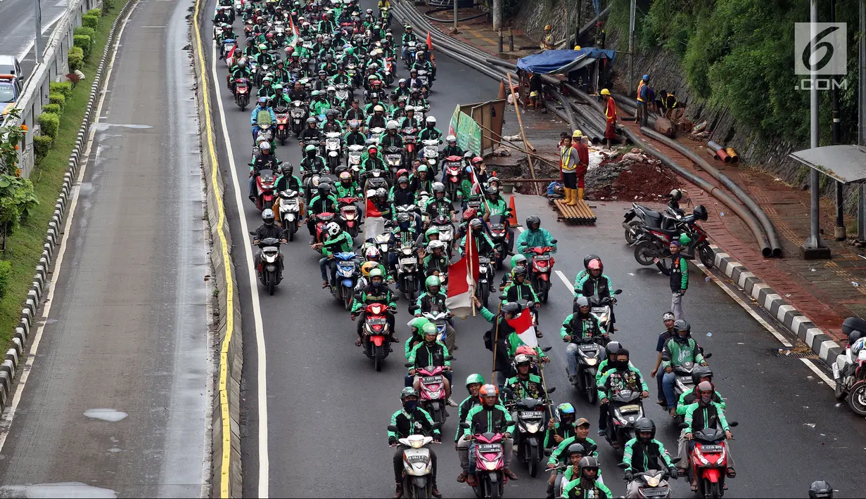 Pengemudi ojek online berkonvoi saat menggelar aksi unjuk rasa di depan Gedung MPR DPR, Jakarta, Senin (23/4). Polisi menyiagakan 7.000 personel mengamankan unjuk rasa pengemudi ojek online. (Liputan6.com/Johan Tallo)