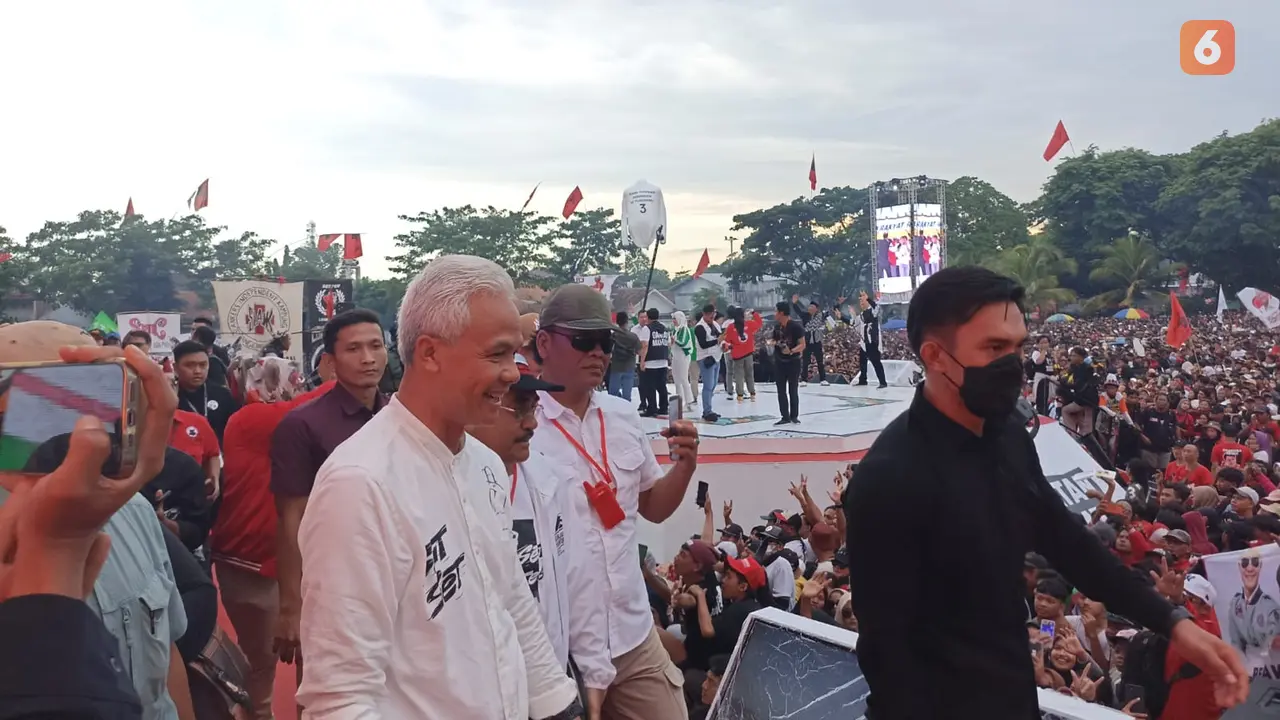 Calon Presiden nomor urut 03 Ganjar Pranowo  menyapa pendukungnya saat menghadiri kampanye akbar di RTH Maron Genteng Banyuwangi (Hermawan Arifianto/Liputan6.com)